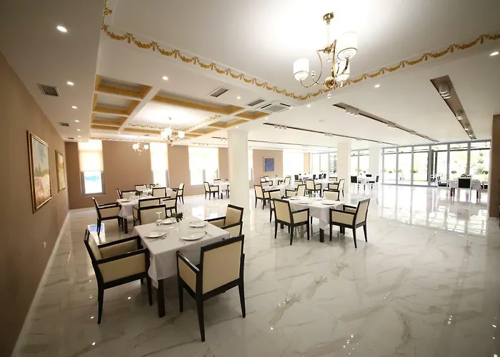 Отель Hotel Holiday 4*