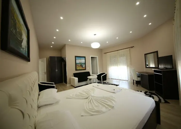 Отель Hotel Holiday 4*