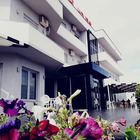 ホテル Hotel Holiday 4*